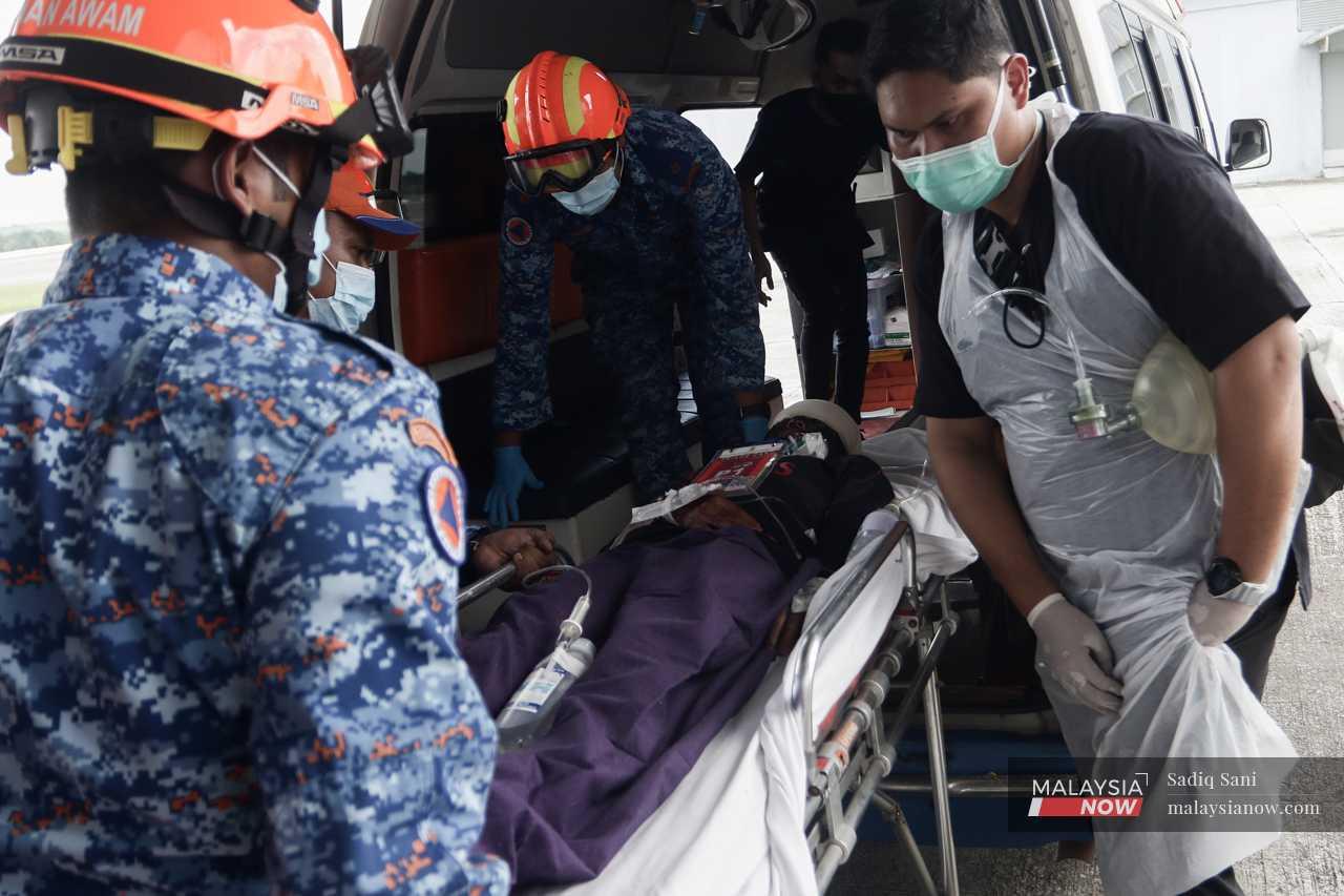 Seorang lagi penumpang yang cedera parah dimasukkan ke dalam ambulans untuk dibawa ke hospital.