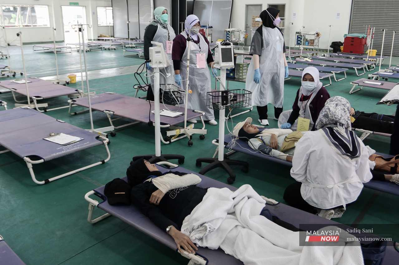 Di ruang kecemasan pula, pegawai perubatan Kementerian Kesihatan merawat sukarelawan yang menjadi mangsa nahas dan cedera parah dalam latihan itu.