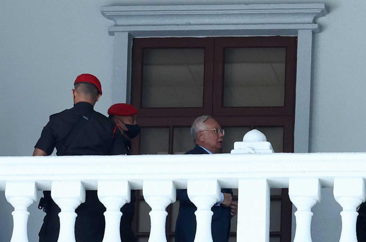 Bekas perdana menteri Najib Razak tiba di Kompleks Mahkamah Kuala Lumpur bagi prosiding kes pengubahan wang haram membabitkan dana 1Malaysia Development Berhad. Gambar: Bernama