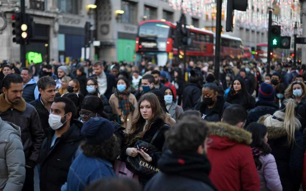 Orang ramai memakai pelitup muka ketika berjalan di Oxford Street, London pada 4 Disember 2021. Gambar: AFP