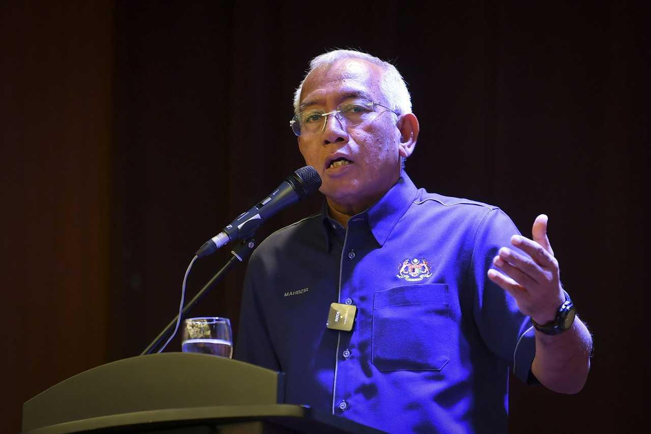 Naib Presiden Umno Mahdzir Khalid berucap di sebuah majlis di Putrajaya semalam. Gambar: Bernama