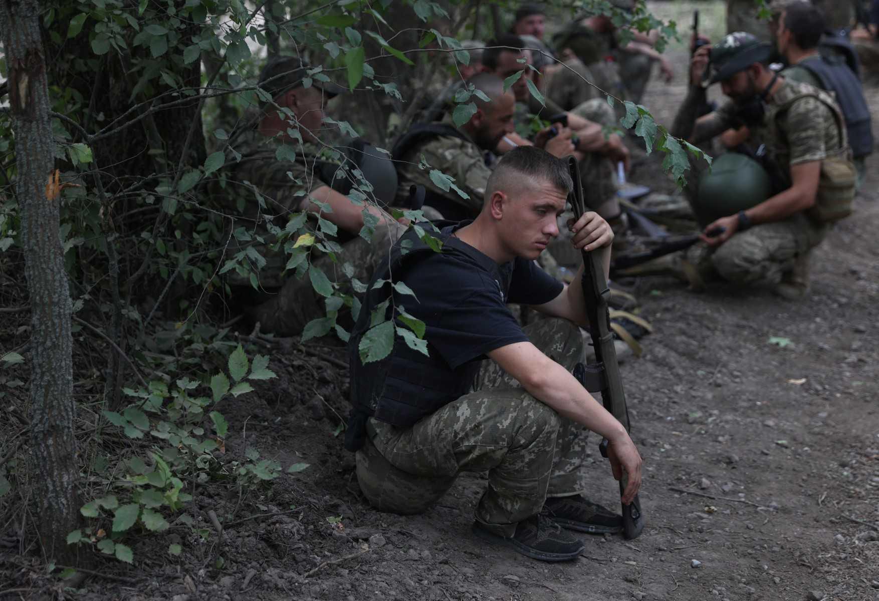 Ukrainian soldiers gather at a position along the front line in the Donetsk region on Aug 15, amid Russia's invasion of Ukraine. Photo: AFP 