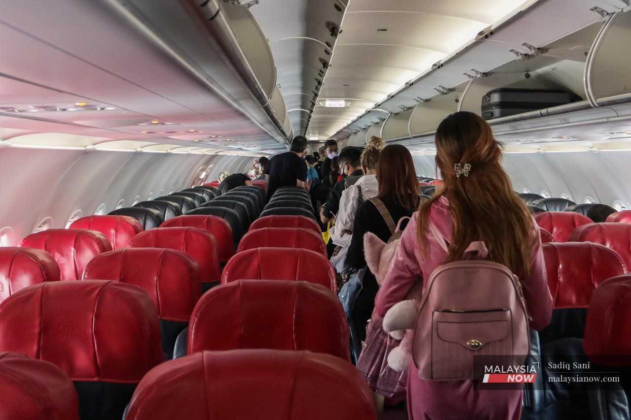 Passengers look for their seats on a flight at klia2 in Sepang. 
