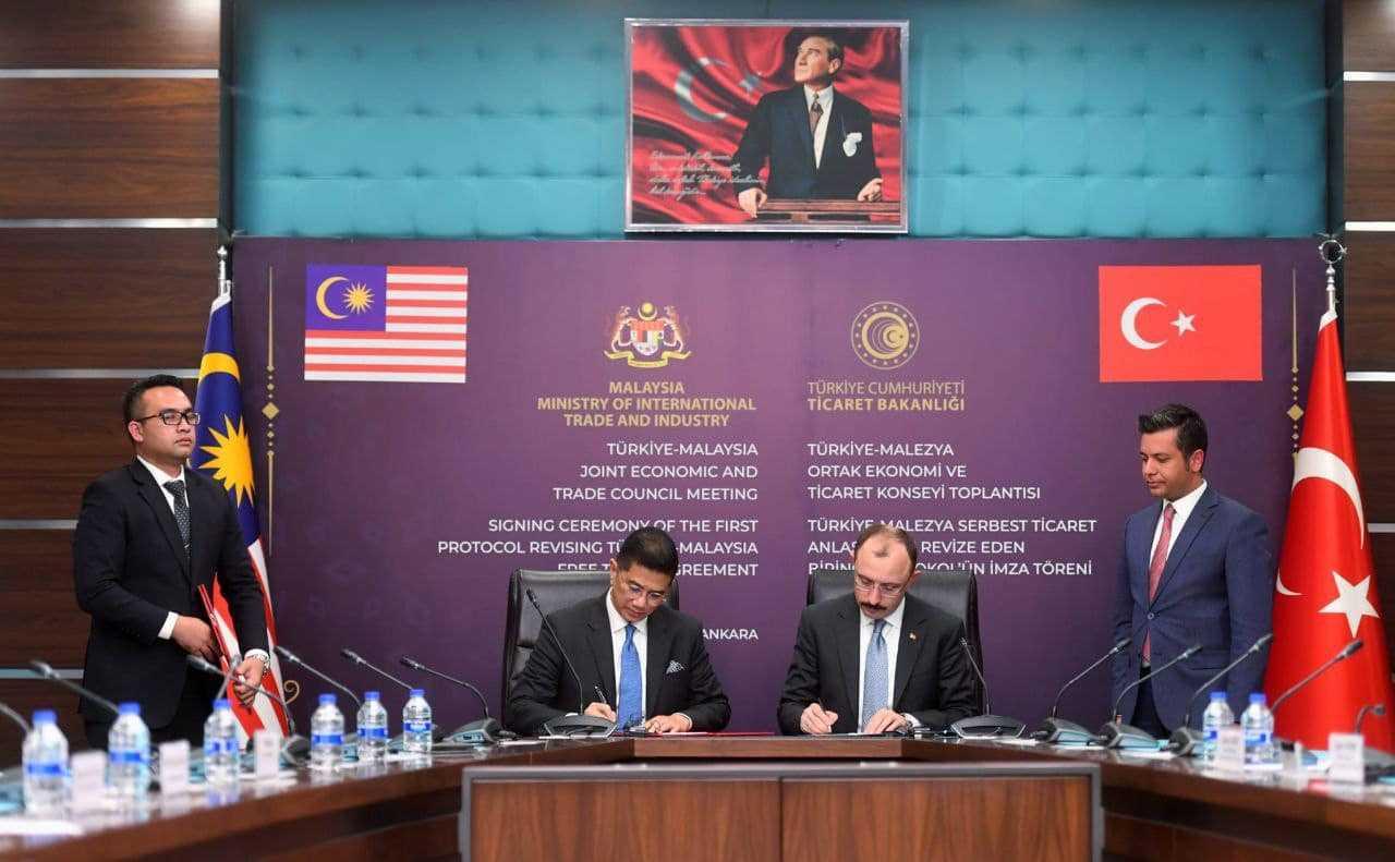 Menteri Perdagangan Antarabangsa dan Industri Mohamed Azmin Ali dan rakan sejawatnya dari Turkiye Mehmet Mus ketika pemeteraian Perjanjian Perdagangan Bebas Malaysia-Turkiye. Gambar: Facebook
