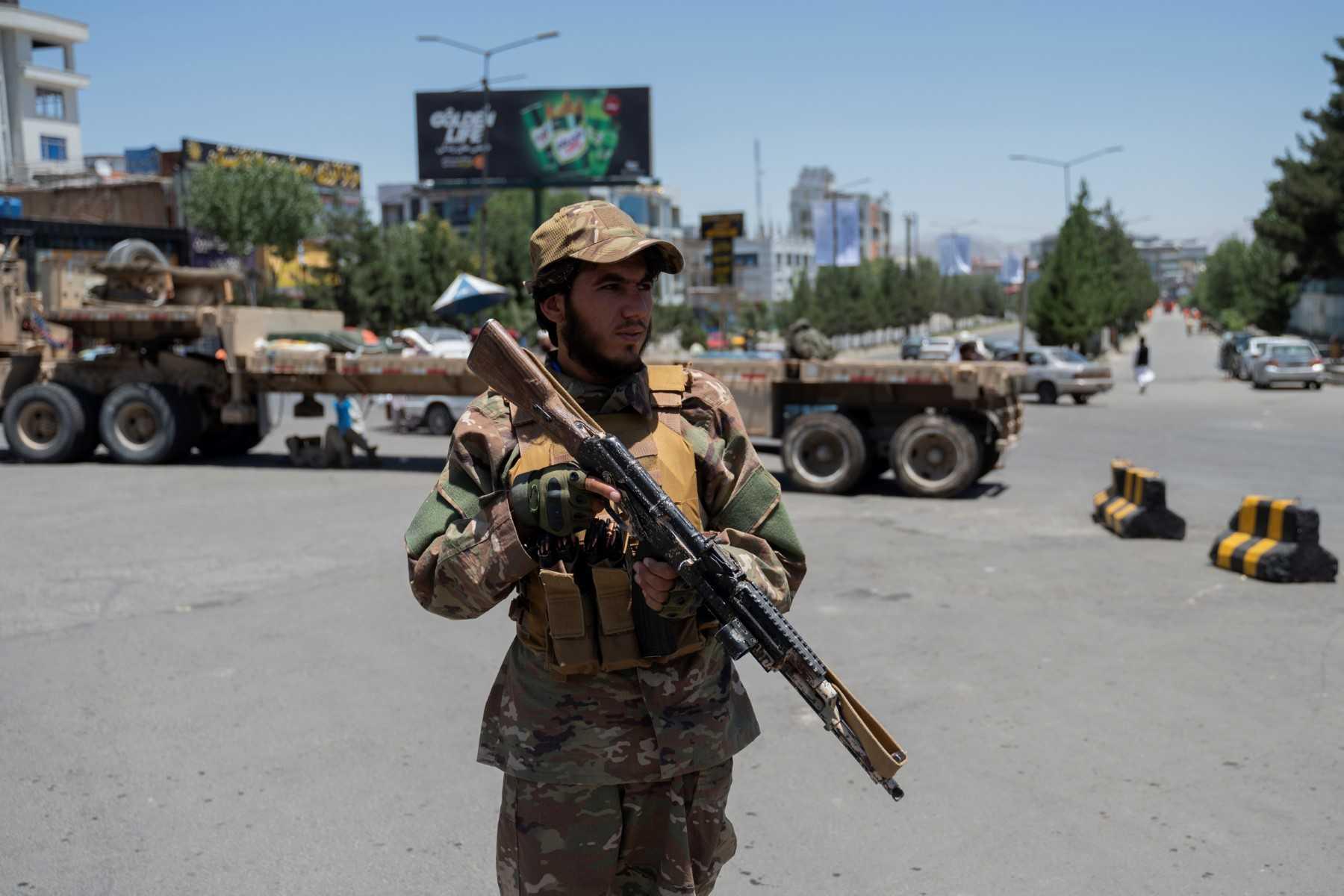 Seorang anggota Taliban berkawal di jalan raya Kabul pada 29 Jun. Gambar: AFP