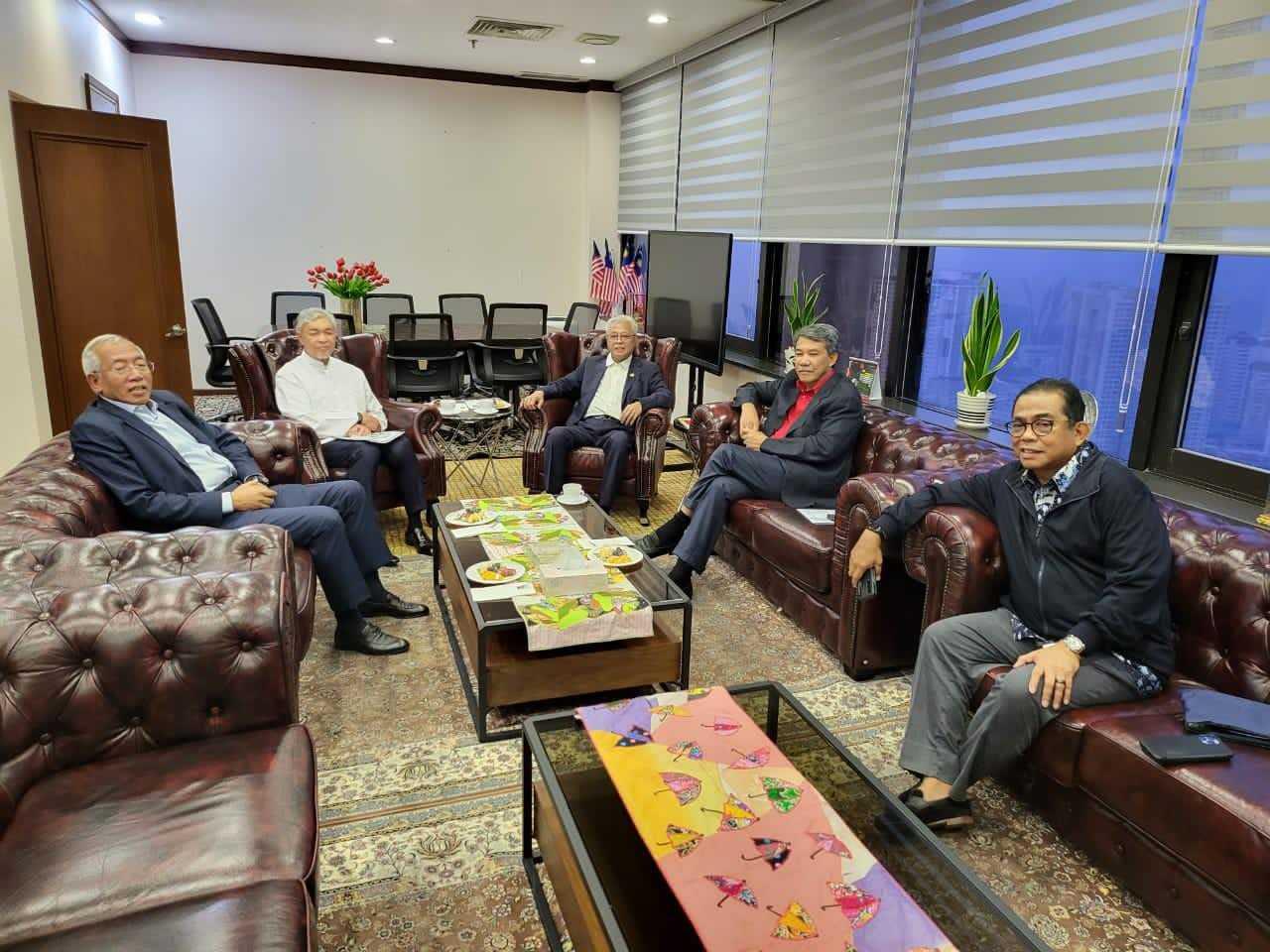 The top five Umno leaders including Prime Minister Ismail Sabri Yaakob and party president Ahmad Zahid Hamidi in a meeting at Menara Onn in Kuala Lumpur today. Photo: Facebook 