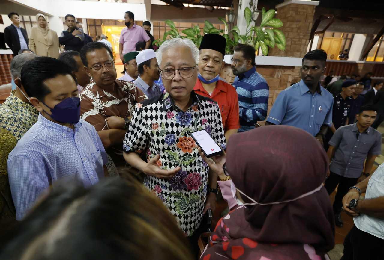 Perdana Menteri Ismail Sabri Yaakob bercakap kepada pemberita di Putrajaya malam tadi. Gambar: Bernama