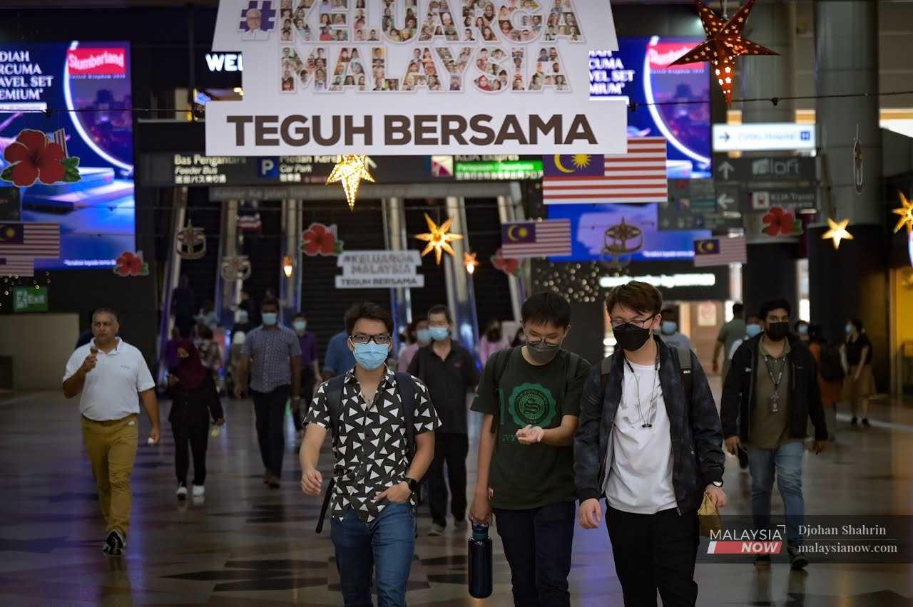 Orang ramai masih memakai pelitup muka ketika keluar bagi mengelak jangkitan Covid-19 walaupun pemakaiannya tidak lagi diwajibkan.