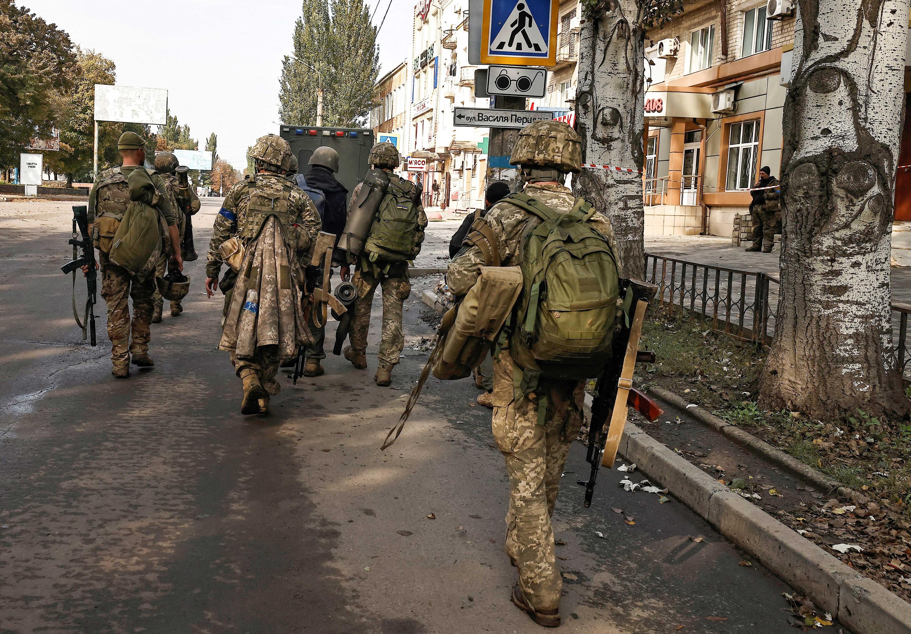 Ukrainian soldiers walk in Bakhmut, amid Russia's attack on Ukraine, in Donetsk region, Ukraine, Oct 1. Photo: Reuters