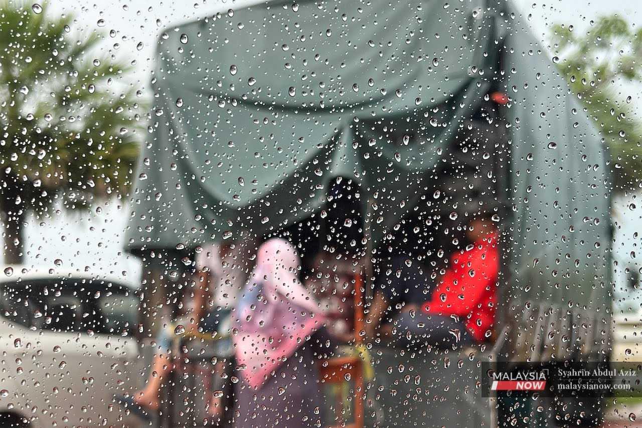 Heavy rain for several hours yesterday caused floods in some parts of Ipoh.
