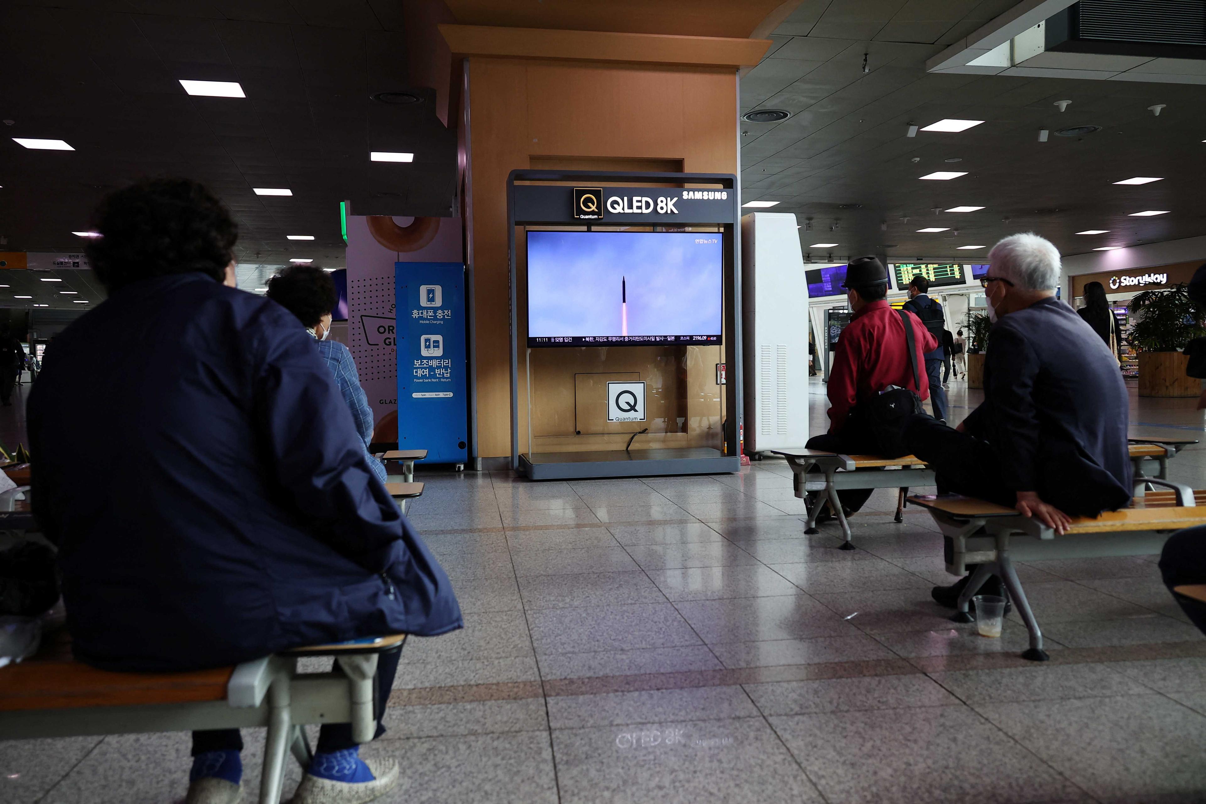 People watch a TV broadcasting a news report on North Korea firing a ballistic missile over Japan, at a railway station in Seoul, South Korea, Oct 4. Photo: Reuters