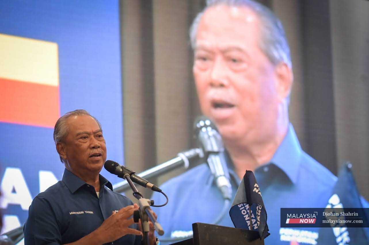 Pengerusi Perikatan Nasional Muhyiddin Yassin berucap pada acara penyerahan watikah ketua badan perhubungan kawasan Selangor di Shah Alam, Selangor malam tadi.
