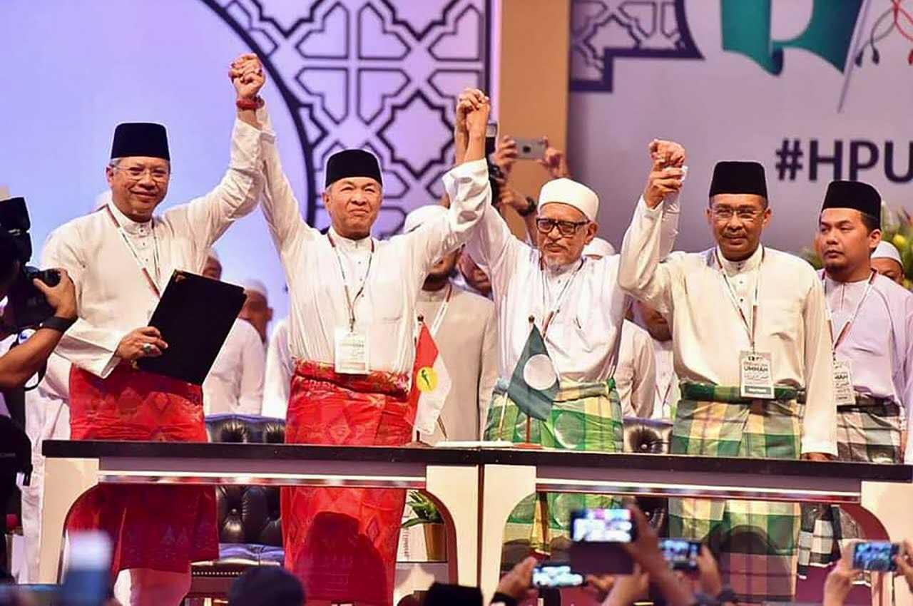 Presiden Umno Ahmad Zahid Hamidi bersama Presiden PAS Abdul Hadi Awang ketika pemeteraian Muafakat Nasional pada 14 September 2019.