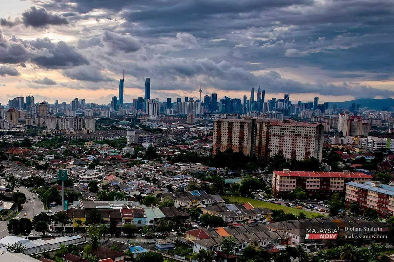 Pemandangan udara kawasan perumahan dan sektor komersial Kuala Lumpur dari Ampang, Selangor. 