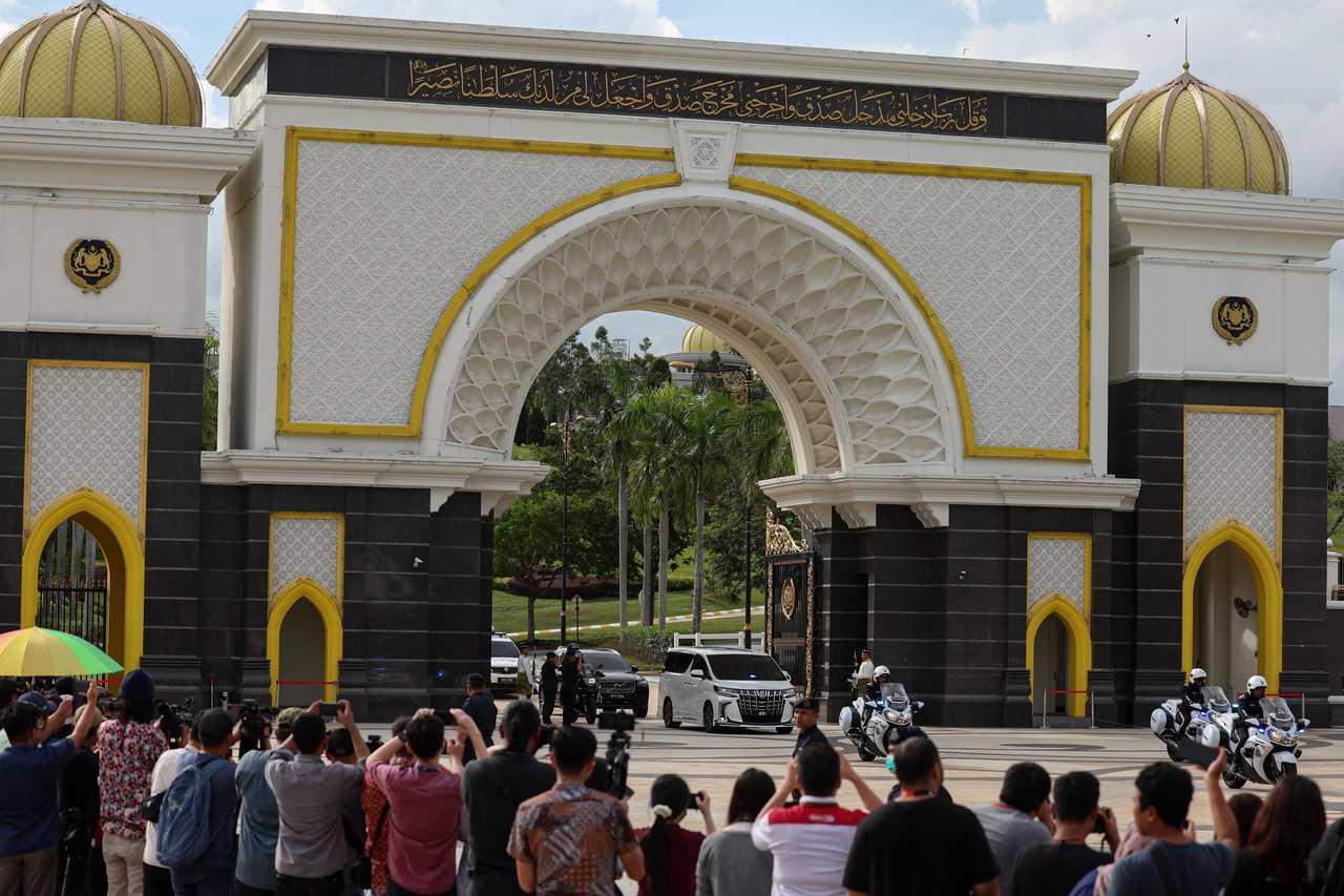 Kenderaan yang membawa Perdana Menteri Ismail Sabri Yaakob meninggalkan Istana Negara petang tadi. Gambar: Bernama