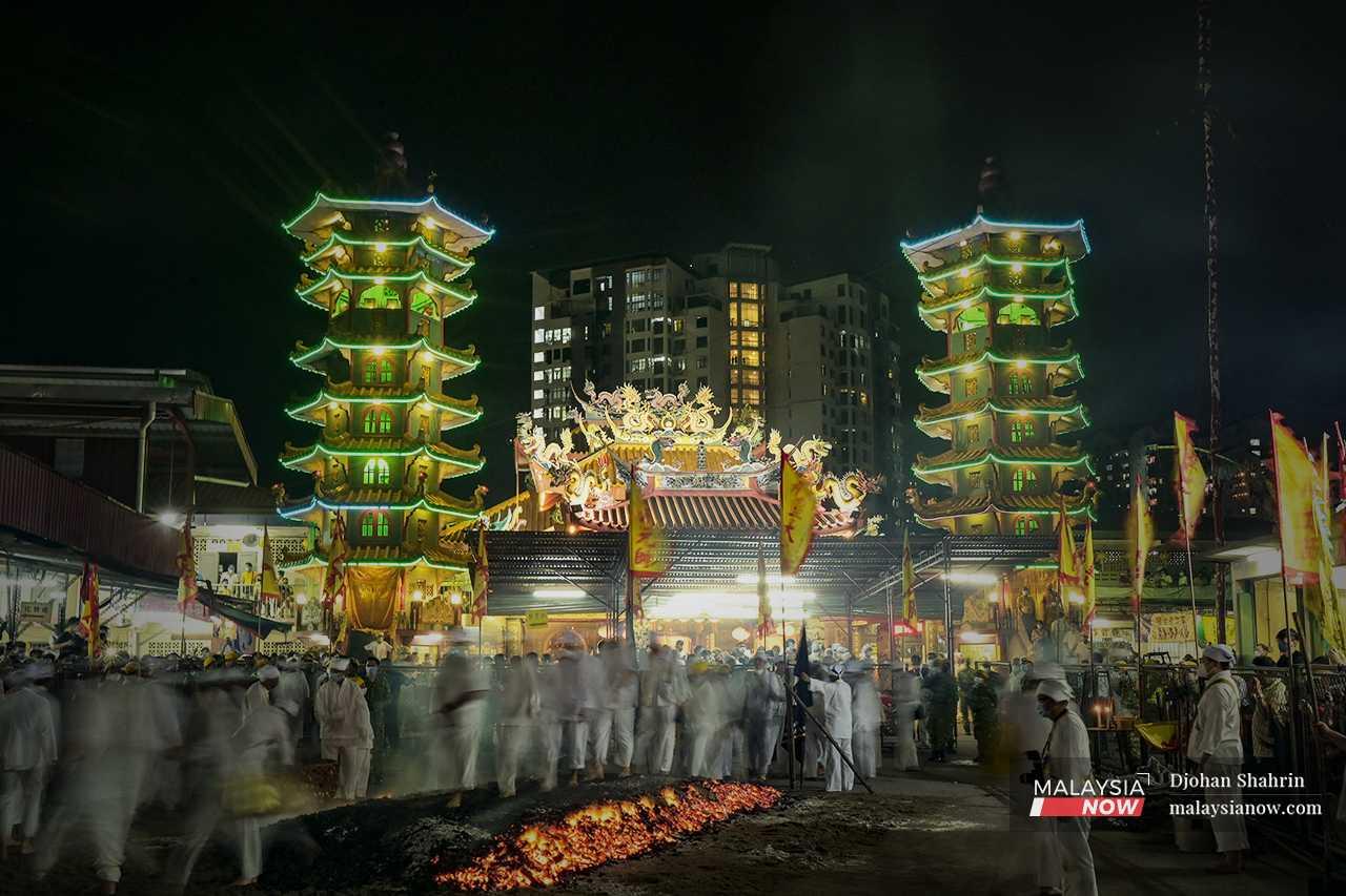 The ninth day ends with devotees filling the temple to complete their religious obligations.