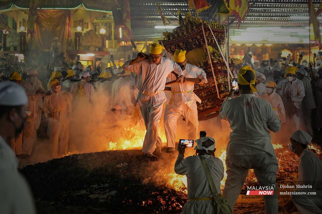 On the last night of the festival, devotees participate in a fire-walking ceremony, which is meant to bring them good fortune and protection. 