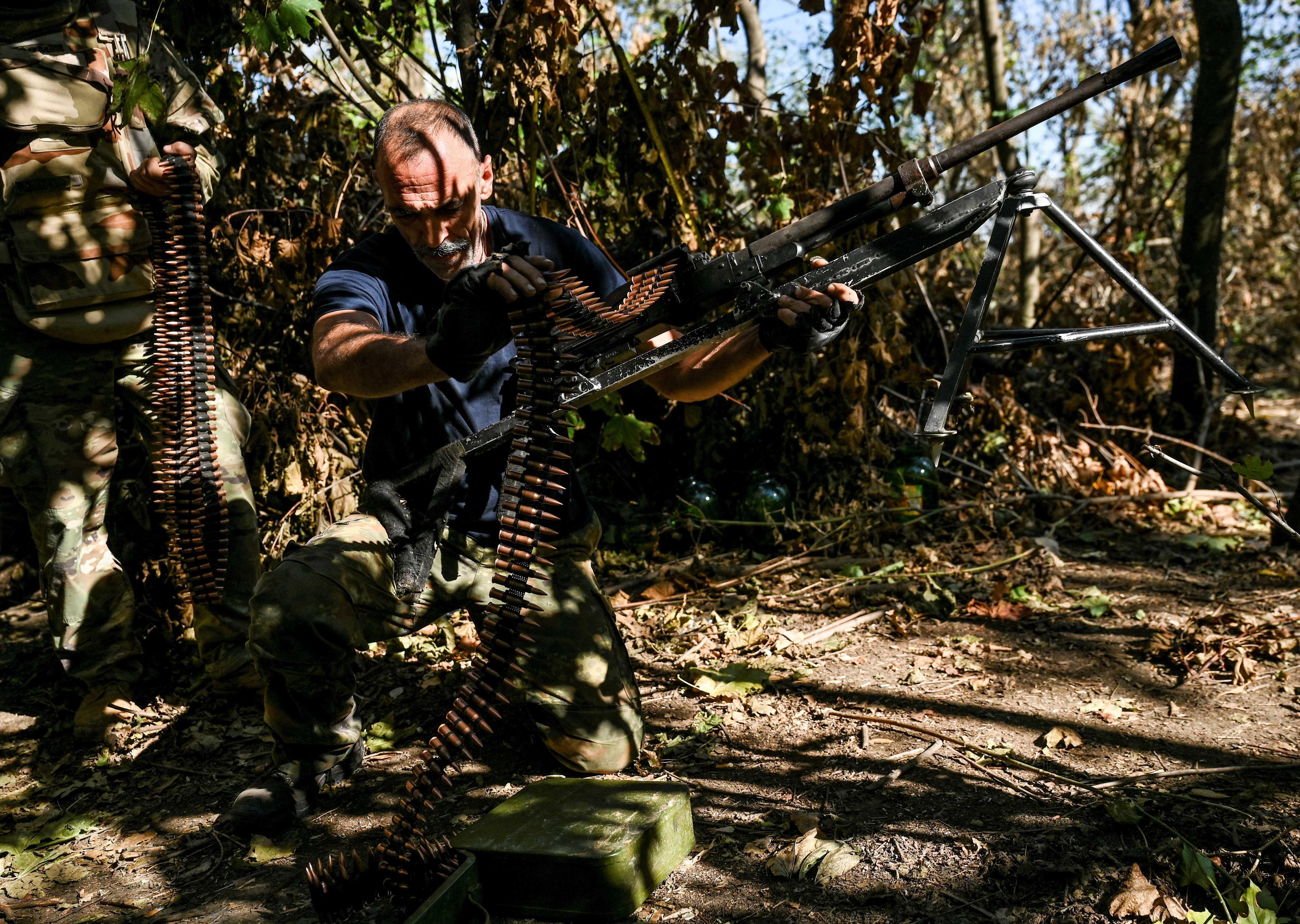 A Ukrainian service member checks a machine gun at a position in a frontline, amid Russia’s attack on Ukraine, in Zaporizhzhia region, Ukraine Sept 21. Photo: Reuters