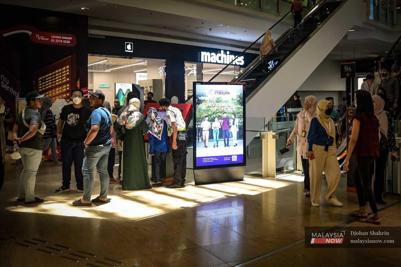 Pengurangan kadar cukai pendapatan sebanyak dua mata, e-dompet sebanyak RM100 antara perkara yang diterima golongan M40 dalam Bajet 2023.