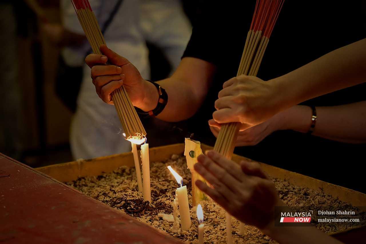 Di Tokong Kau Ong Yah, penganut menyalakan kayu colok untuk upacara ritual.