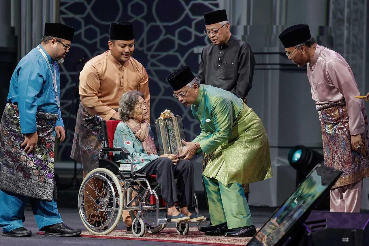 Yang di-Pertuan Agong Sultan Abdullah Sultan Ahmad Shah memberikan anugerah Ikon Ibu Sejati-Keluarga Malaysia kepada Chee Hoi Lan. Gambar: Bernama