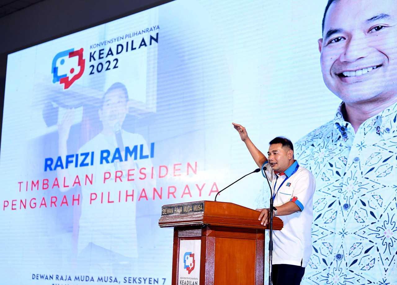 Timbalan Presiden PKR Rafizi Ramli berucap ketika konvensyen pilihan raya parti itu di Shah Alam pada Ogos lalu. Gambar: Bernama