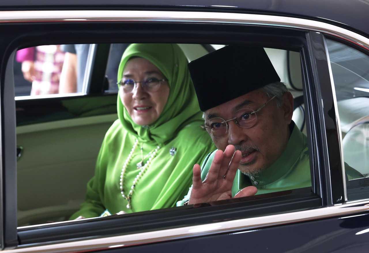 Yang di-Pertuan Agong Sultan Abdullah Sultan Ahmad Shah dan Raja Permaisuri Agong Tunku Azizah Aminah Maimunah Iskandariah melambai tangan sebelum berangkat pulang dari acara di Kuala Lumpur hari ini. Gambar: Bernama