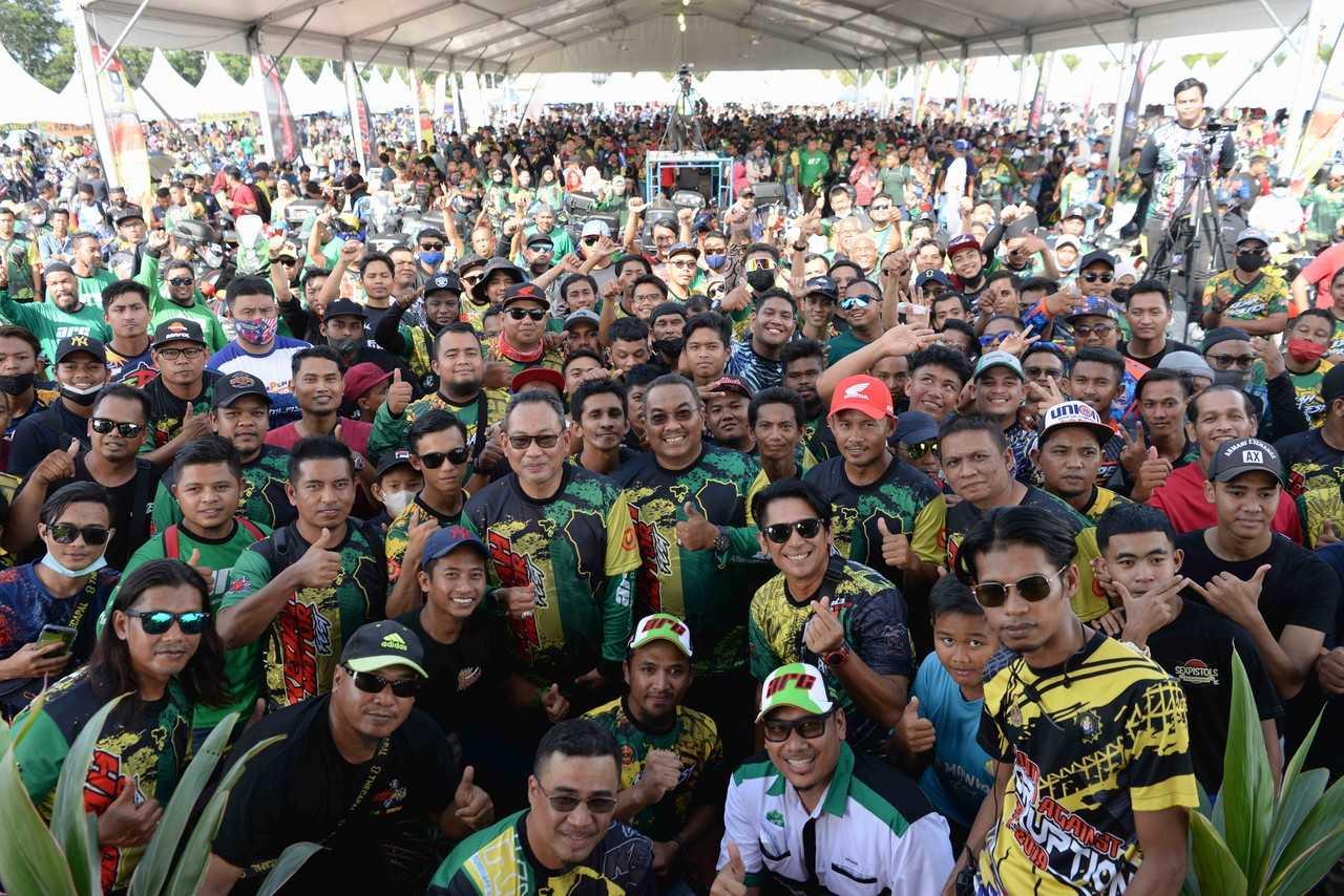 Kedah Menteri Besar Muhammad Sanusi Md Nor (second row, centre) with a group of motorcyclists at a motor festival in Sungai Petani last month. Photo: Bernama
