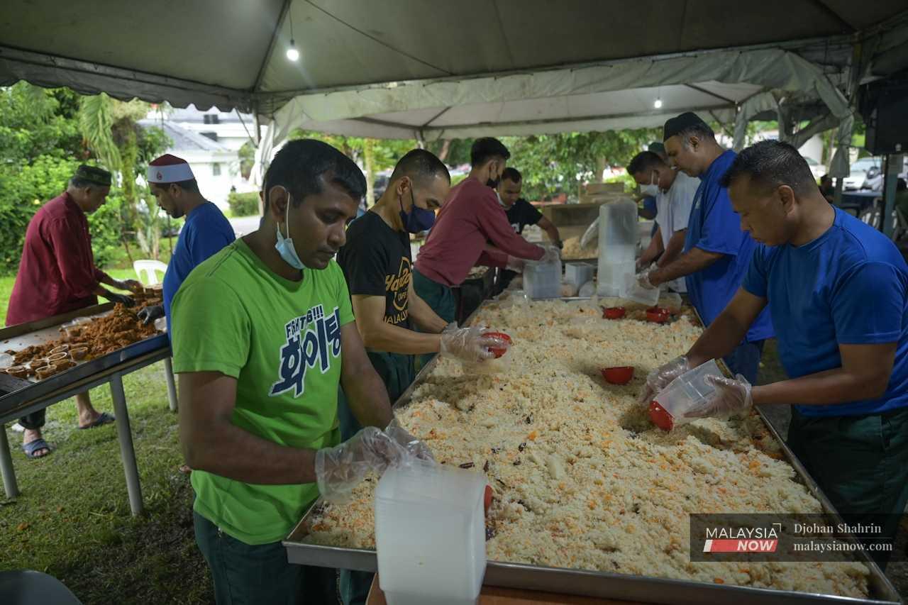 Some 12,000 packs of briyani meals are wrapped and distributed to visitors, surrounding residents as well as the Malabar community in the Klang Valley. 