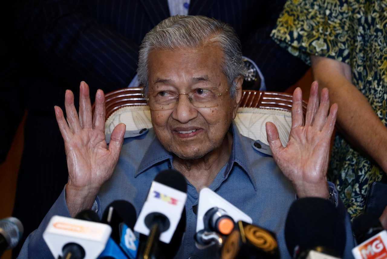 Bekas perdana menteri Dr Mahathir Mohamad ketika sidang media di Putrajaya hari ini. Gambar: Reuters