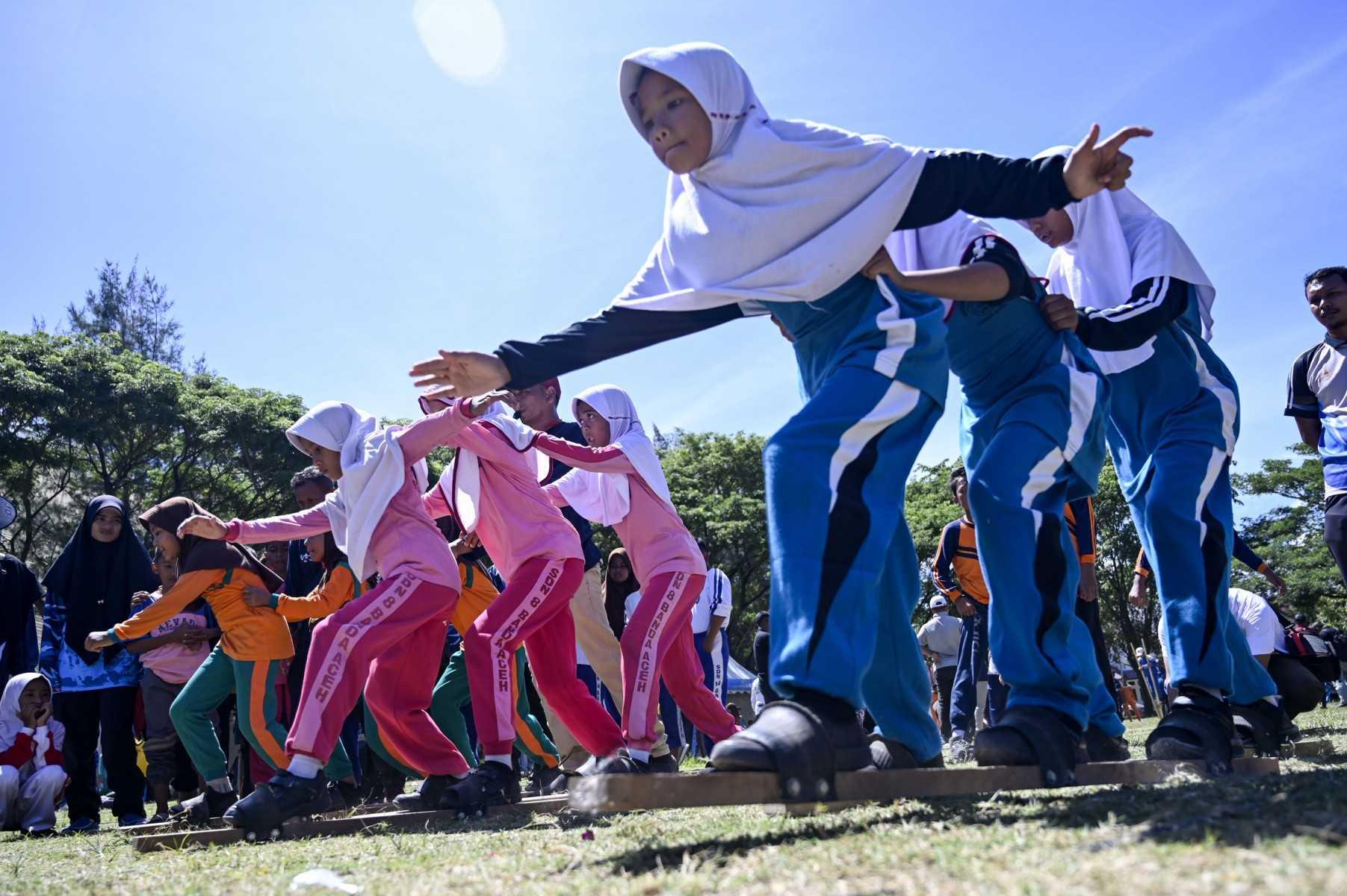 Elementary school students take part in a race during a children games festival in Banda Aceh on Sept 17. Photo: AFP