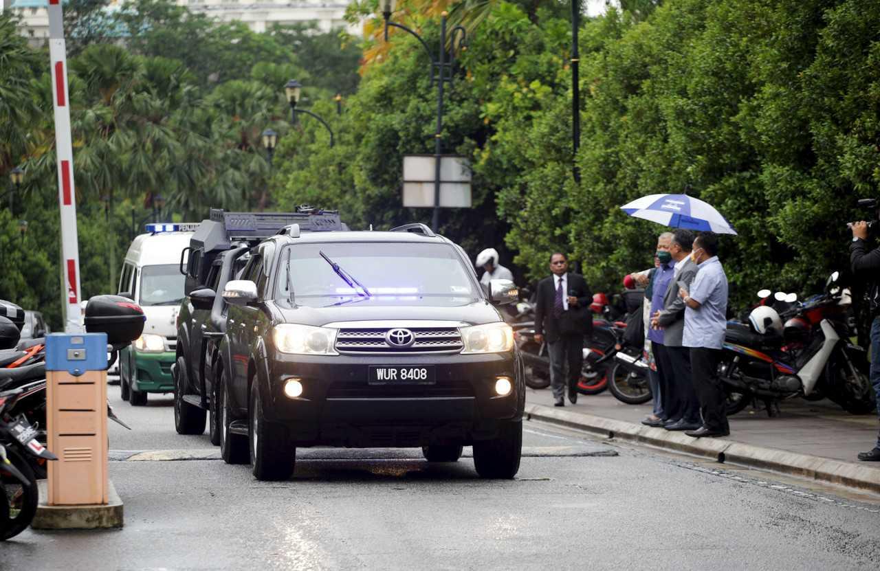 The vehicle carrying former prime minister Najib Razak arrives at the Kuala Lumpur court complex today. Photo: Bernama