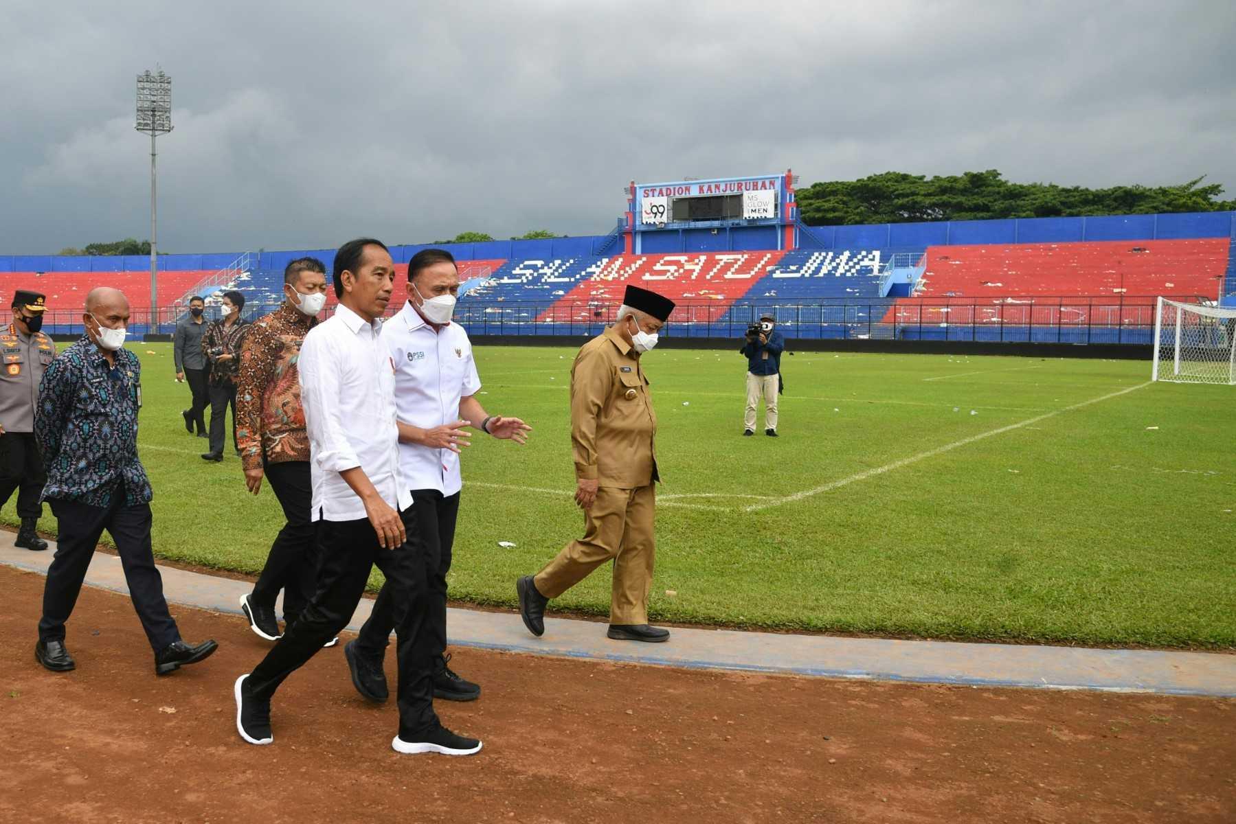 This handout photo taken and released by the Indonesian Presidential Palace on Oct 5, shows Indonesia’s President Joko Widodo (centre) and Indonesia's Football Association of Indonesia chief Mochamad Iriawan (centre right) visiting the Kanjuruhan stadium in Malang, East Java. Photo: AFP 