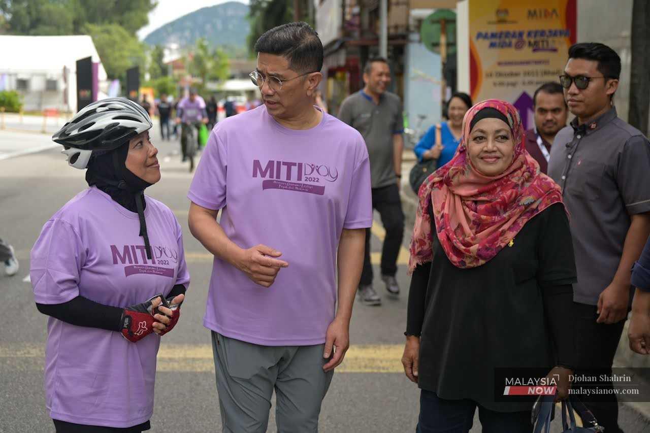 Gombak MP Mohamed Azmin Ali speaks to residents at an event in Taman Melawati today.