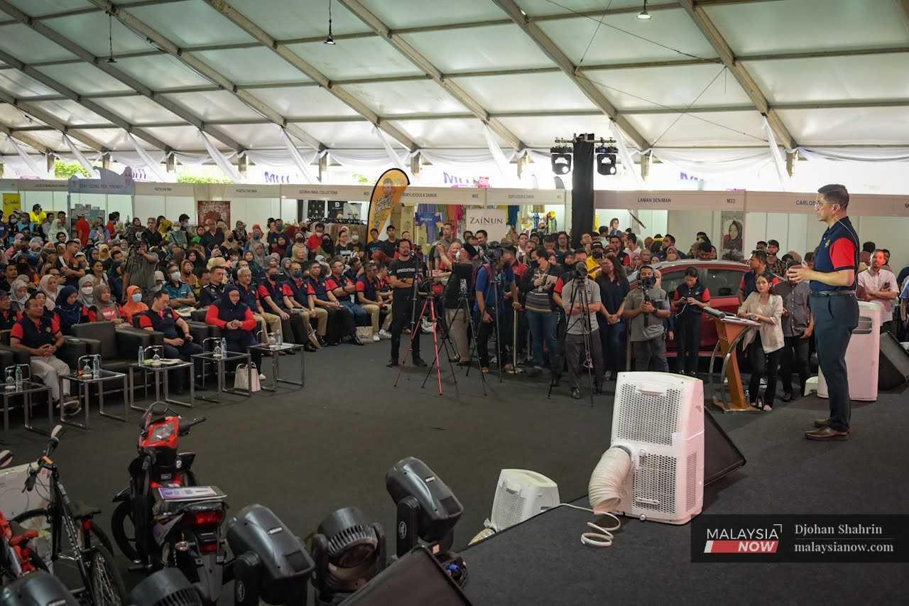 Menteri Perdagangan Antarabangsa dan Industri, Mohamed Azmin Ali menyampaikan ucapannya sebelum merasmikan Sambutan Hari Miti 2022 di Hulu Kelang.