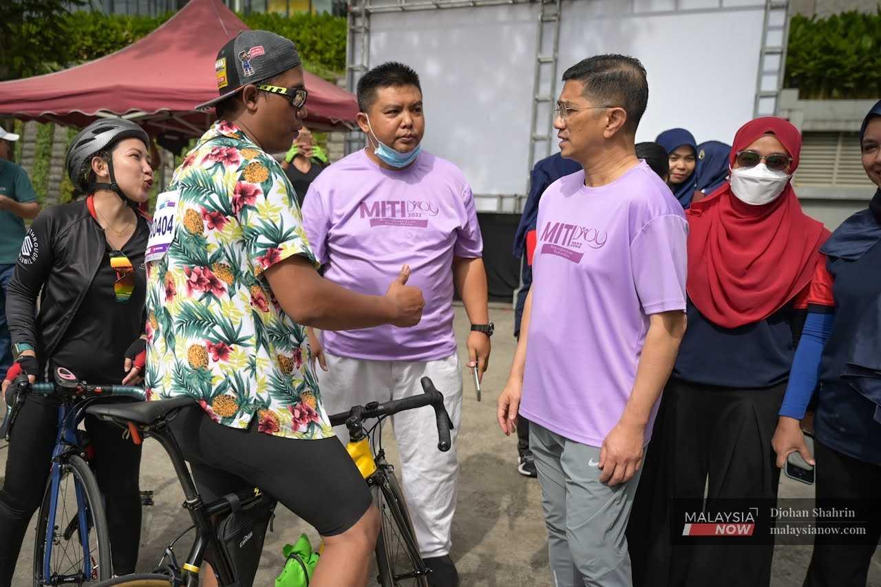 Peyandang kerusi Parlimen Gombak, Mohamed Azmin Ali di Taman Melawati hari ini.