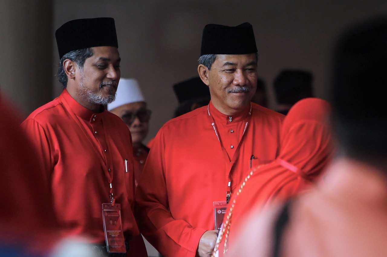 Timbalan Presiden Umno Mohamad Hasan bersama Ahli Parlimen Rembau Khairy Jamaluddin ketika mesyuarat bahagian di Seremban hari ini. Gambar: Bernama