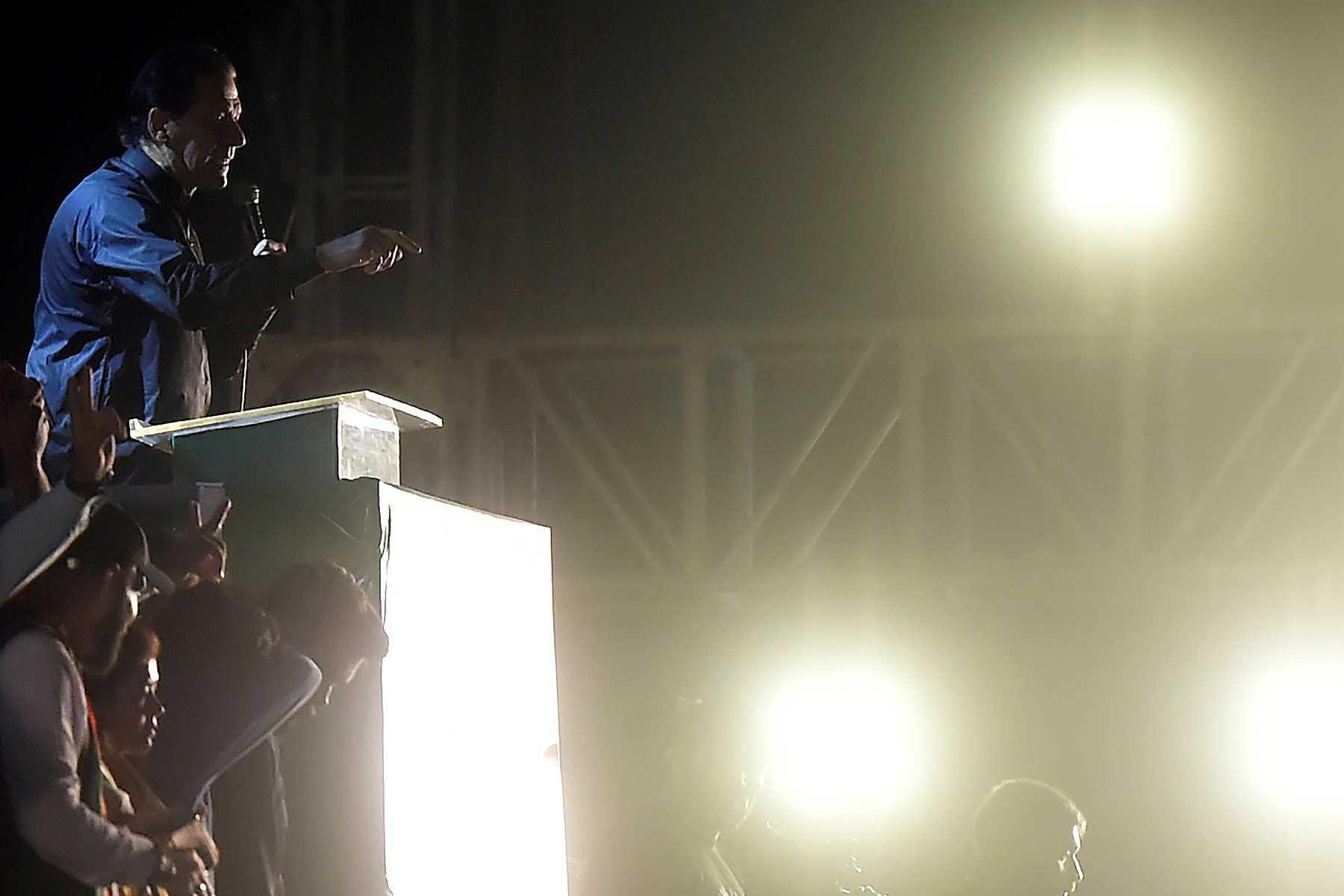 Bekas perdana menteri dan pemimpin Parti Pakistan Tehreek-e-Insaf Imran Khan ketika berkempen pada pilihan raya kecil di Karachi, Pakistan. Gambar: AFP