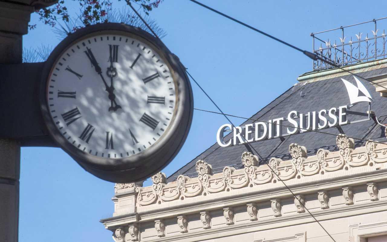 A clock is seen near the logo of Swiss bank Credit Suisse at the Paradeplatz square in Zurich, Switzerland, Oct 5. Photo: Reuters