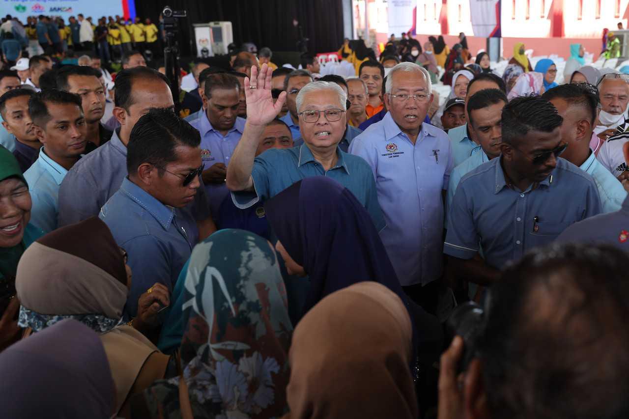 Perdana Menteri Ismail Sabri Yaakob beramah mesra dengan peserta program Felcra dan Risda di Arena Merdeka, Tapah hari ini. Gambar: Bernama
