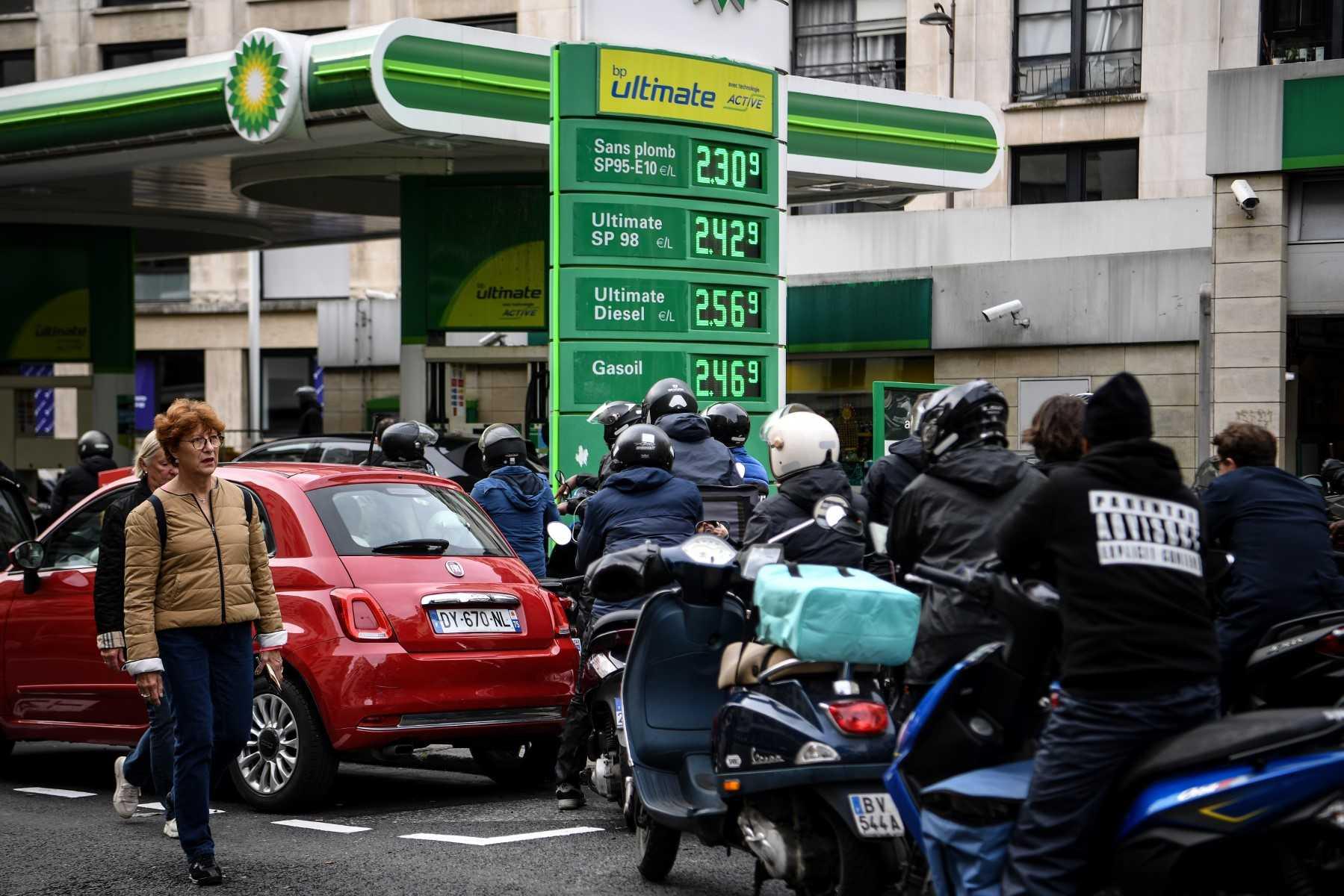 Motorists wait in lines at a gas station in Paris on Oct 15. Photo: AFP