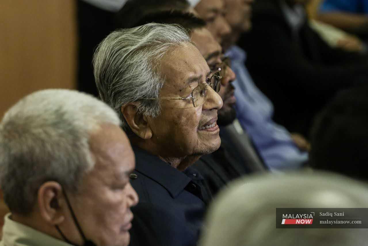 Pengerusi Gerakan Tanah Air Dr Mahathir Mohamad bersama pemimpin parti-parti komponen gabungan itu pada sidang media di Putrajaya hari ini.