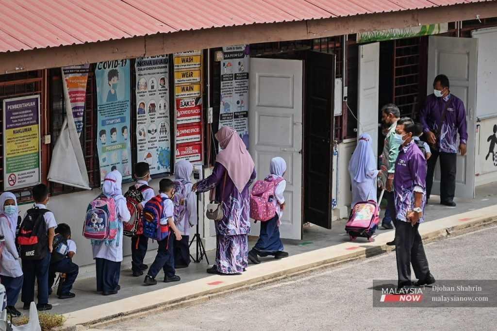 Murid kembali ke bilik darjah di sebuah sekolah rendah di Kuala Lumpur.