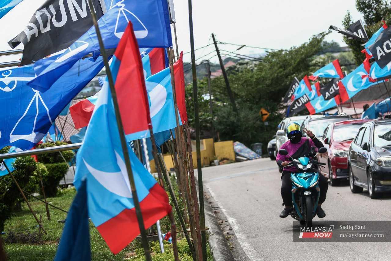 Bendera PKR berkibar di sepanjang jalan di Kampung Melayu Majidee sewaktu kempen Pilihan Raya Negeri Johor pada Mac lalu.
