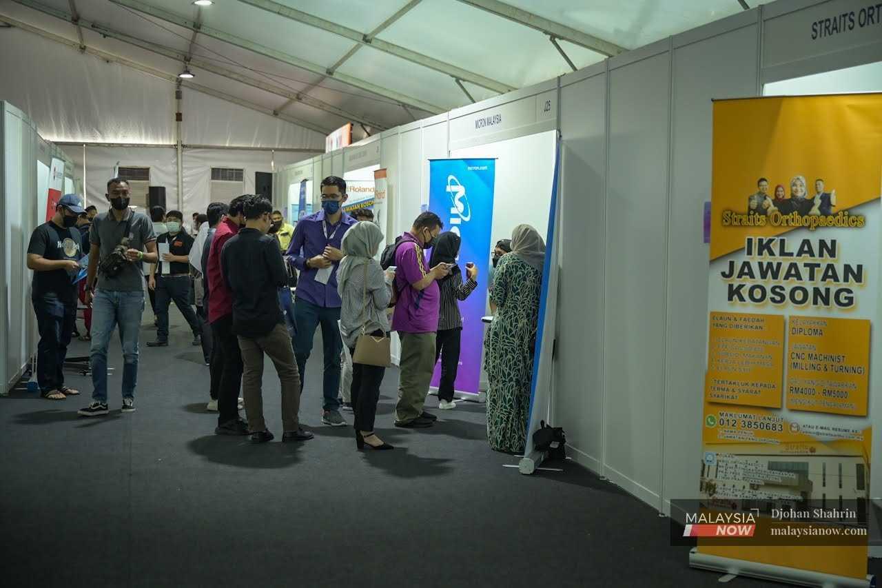 Orang ramai menghadiri sebuah program kerjaya dianjurkan kerajaan di Hulu Kelang. Graduan berkata mereka mahu pasaran kerja yang lebih dinamik selepas PRU15.