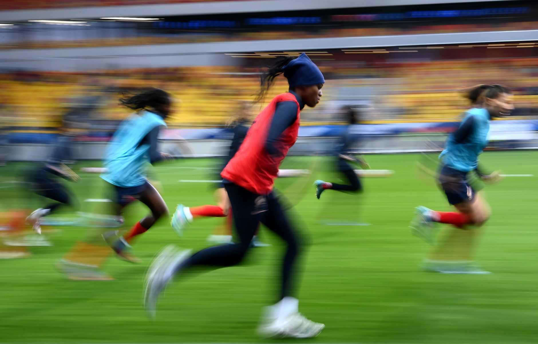 Penyerang Perancis Marie Antoinette Katoto (tengah) memanaskan badan menjelang perlawanan kelayakan Piala Dunia Wanita Fifa 2023 antara Perancis dan Slovenia di Stadium MMArena, di Le Mans pada 12 April 2022. Gambar: AFP