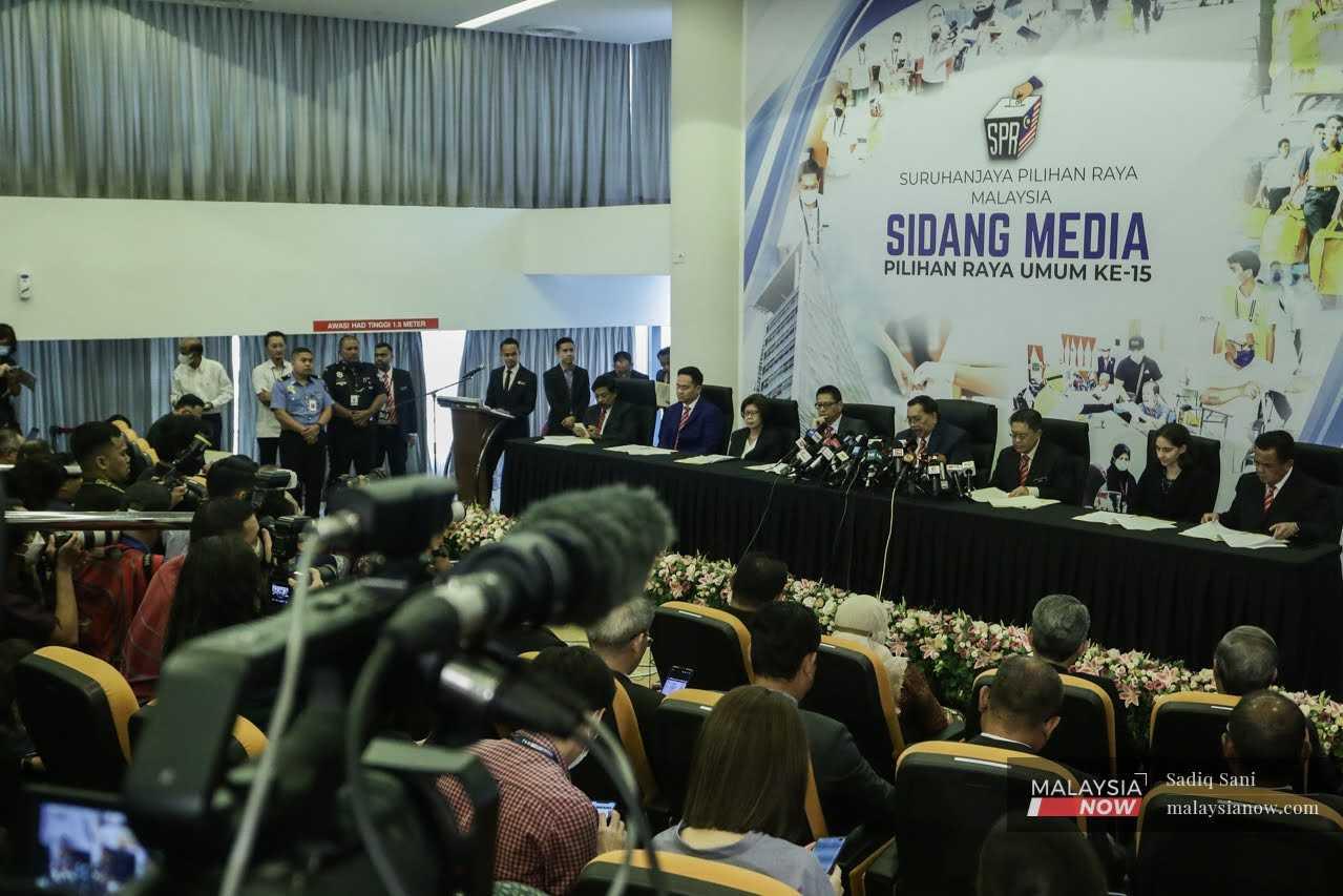 Pengerusi Suruhanjaya Pilihan Raya Abdul Ghani Salleh ketika sidang media pengumuman tarikh Pilihan Raya Umum ke-15 dan PRN Pahang, Perlis dan Perak di Purajaya hari ini.