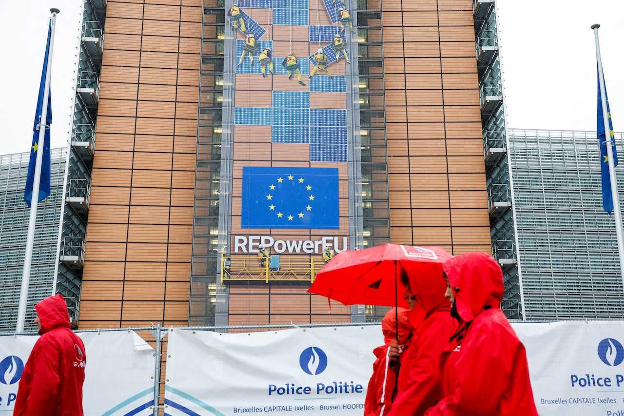 A view shows a new banner on the European Union building as people demonstrate against the high energy prices in Europe, during a European leaders summit, in Brussels, Belgium, Oct 20. Photo: Reuters