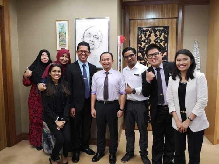 Mohd Fadli Salleh (ketiga dari kanan) mengangkat isyarat bagus dalam sebuah gambar bersama bekas menteri pendidikan Maszlee Malik, yang dipercayai diambil pada 2018. Gambar: Facebook
