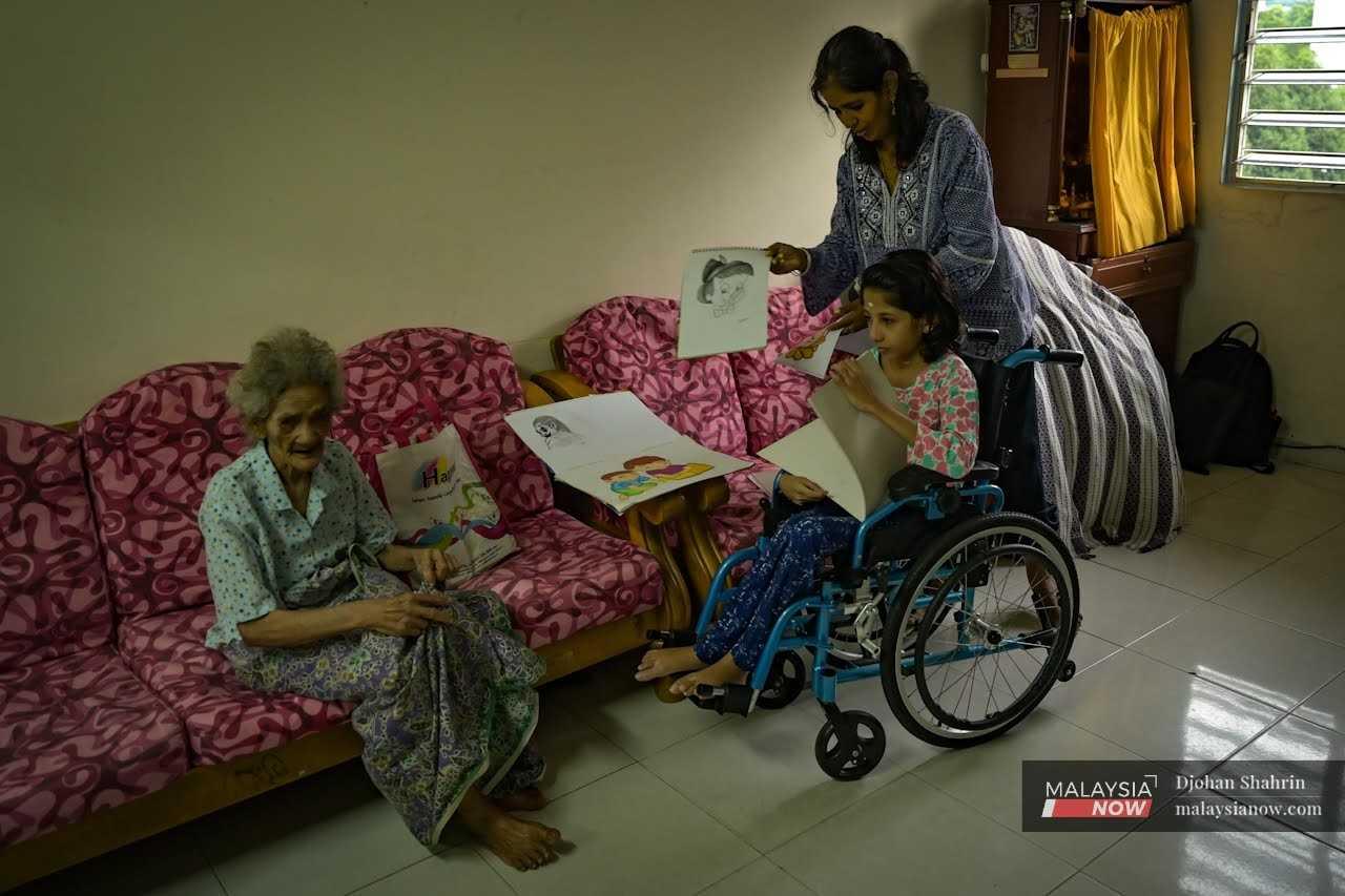 Nenek Kanchana, ibu mertua Kalaichelvi, tinggal bersama mereka di unit rumah pangsa itu. Dia juga memerlukan penjagaan kerana sudah tua dan pernah jatuh sebanyak dua kali.